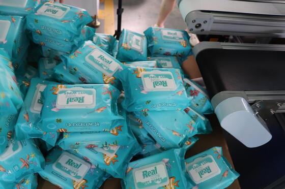 Good price Wytrzymała maszyna do pakowania mokrych chusteczek wyposażona w zaawansowany system sterowania zapewniający dokładne pakowanie i płynną pracę w Internecie