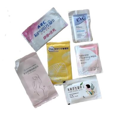 Maszyna do pakowania mokrych chusteczek o dużej prędkości, zdolna do pakowania kilku opakowań na minutę przy stałym i minimalnym czasie przestoju